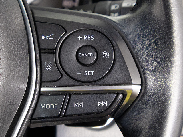 ★使いやすさや安全性を追求したステアリング周り!高級車ゆえにスイッチ類が多いのも特徴ですね!考え尽くされた配置ですぐに使いこなす事が出来ますのでご安心下さい!是非、体感してみて下さい!!