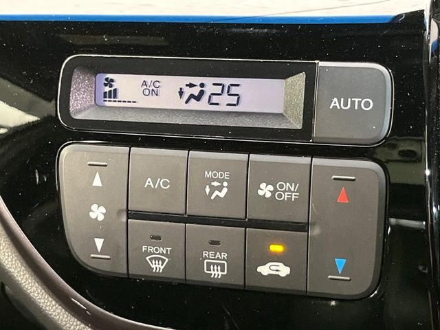 【オートエアコン】一度お好みの温度に設定すれば、車内の温度を検知し風量や温度を自動で調整。暑い&hellip;寒い&hellip;と何度もスイッチ操作をする必要はありません。快適な車内空間には必須の機能ですね♪