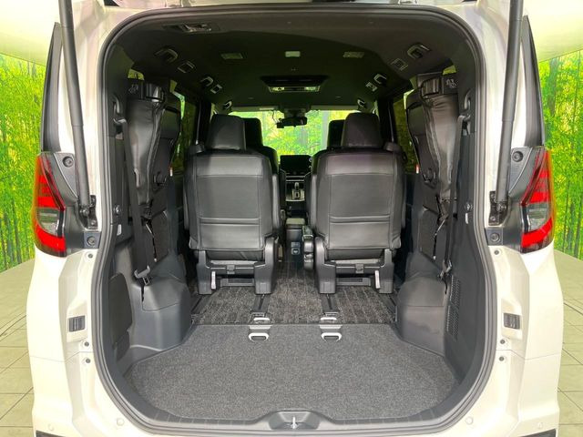 普段のお買い物や通勤、送迎等に十分な荷室スペースを確保しております。セカンドシートを倒すと、大きな荷物の積載も可能です♪