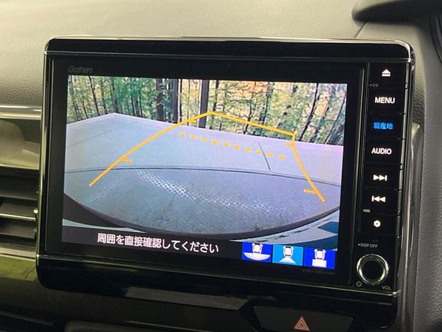 【バックカメラ】駐車時に後方がリアルタイム映像で確認できます。大型商業施設や立体駐車場での駐車時や、夜間のバック時に大活躍!運転スキルに関わらず、今や必須となった装備のひとつです!