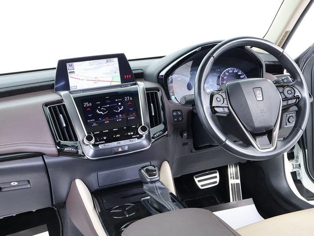 使いやすさや安全性を追求したステアリング周り!高級車ゆえにスイッチ類が多いのも特徴ですね!考え尽くされた配置ですぐに使いこなす事が出来ますのでご安心下さい!是非、体感してみて下さい!!