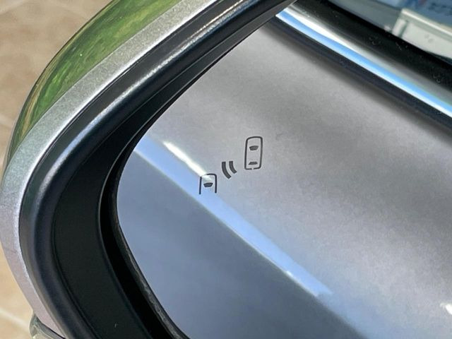 【ブラインドスポットモニター】走行中、ドアミラーの死角になりやすい箇所に後続車が接近するとサイドミラーのレンズに警告を表示!ドライバーに注意喚起をしてくれます。