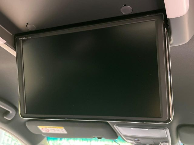 【フリップダウンモニター】大画面モニターで後席でもエンタメをお楽しみいただけます。小さなお子様にも大人気の装備です♪