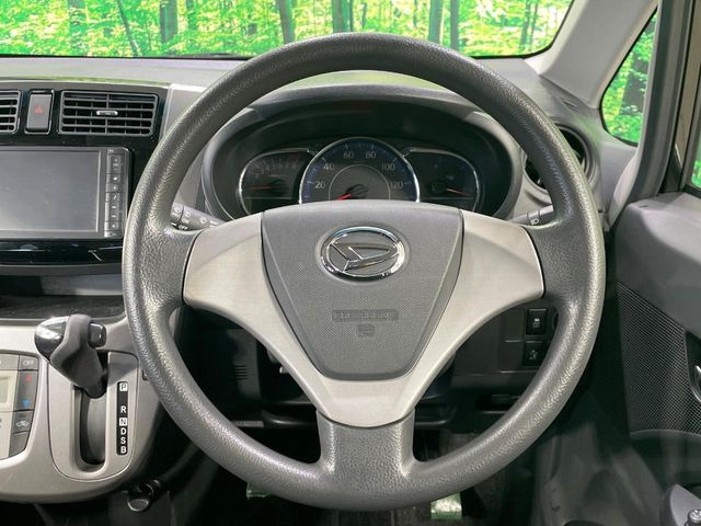 インテリアに合わせたデザインのステアリングは、運転される方のことも考え、運転しやすい形状、大きさです。是非一度、実際に触ってお確かめください。
