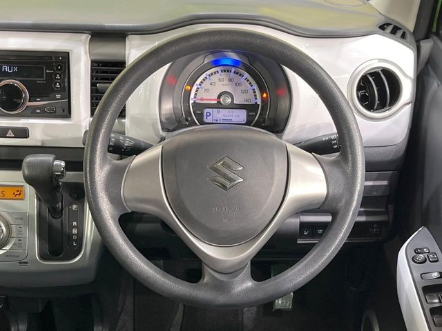 �C���e���A�ɍ��킹���f�U�C���̃X�e�A�����O�́A�^�]�������̂��Ƃ��l���A�^�]���₷���`��A�傫���ł��B�����x�A���ۂɐG���Ă��m���߂��������B