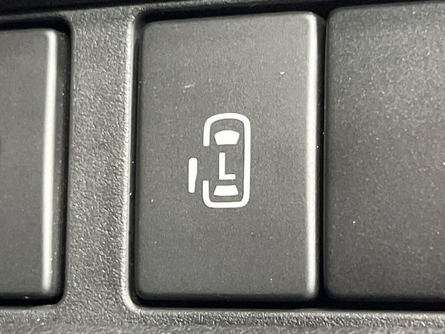 【パワースライドドア】スマートキーや運転席のスイッチでスライドドアの開閉が可能♪電動だから力を入れてドアを開ける必要が無く、小さいお子様でも、重い荷物を持っている時もラクに開け閉めできます♪