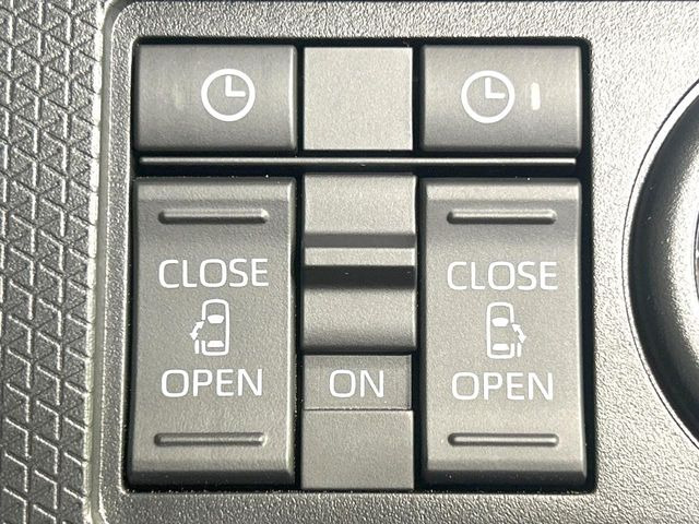 【両側スライドドア】駐車場で隣の車との間隔が狭く乗りにくい時、スライドドアなら安心!ドアオープン時も幅を取らず、開口部が広いので乗り降りがとっても簡単です。大きな荷物の出し入れも後席から可能♪