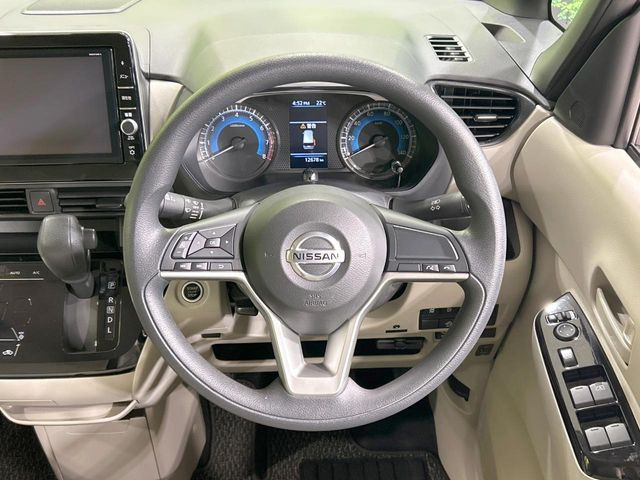 インテリアに合わせたデザインのステアリングは、運転される方のことも考え、運転しやすい形状、大きさです。是非一度、実際に触ってお確かめください。