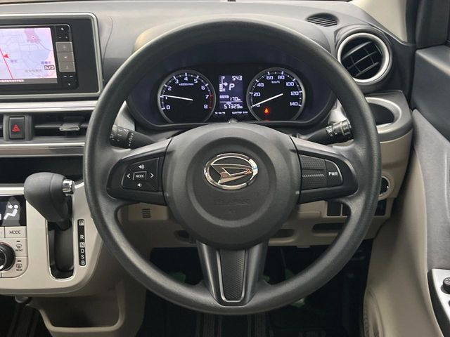 インテリアに合わせたデザインのステアリングは、運転される方のことも考え、運転しやすい形状、大きさです。是非一度、実際に触ってお確かめください。