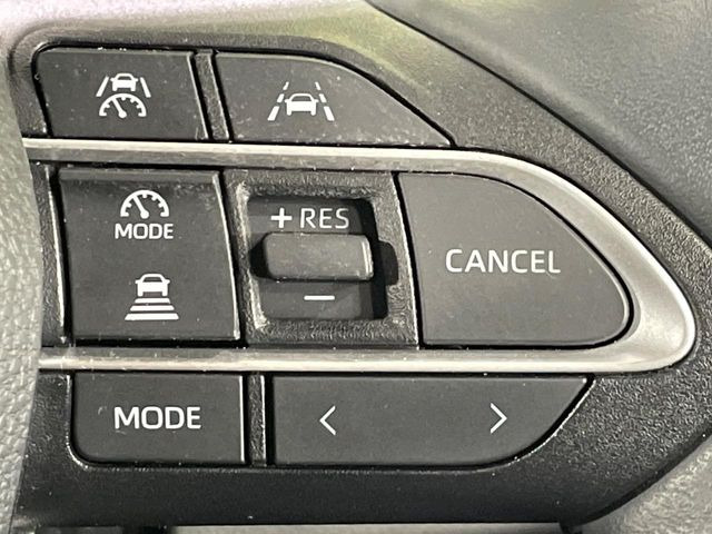 【レーダークルーズコントロール】高速道路での長距離走行が楽に!!自動で速度を保つクルーズコントロールが、衝突軽減システムと連携し、前方の車両を感知して車間を保つように速度調節してくれます!!