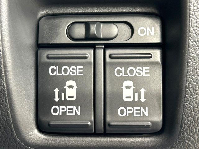 【両側パワースライドドア】スマートキーや運転席のスイッチで後席両側スライドドアの開閉が可能♪電動だから力を入れてドアを開ける必要が無く、小さなお子様でも簡単に開け閉めでき快適です♪