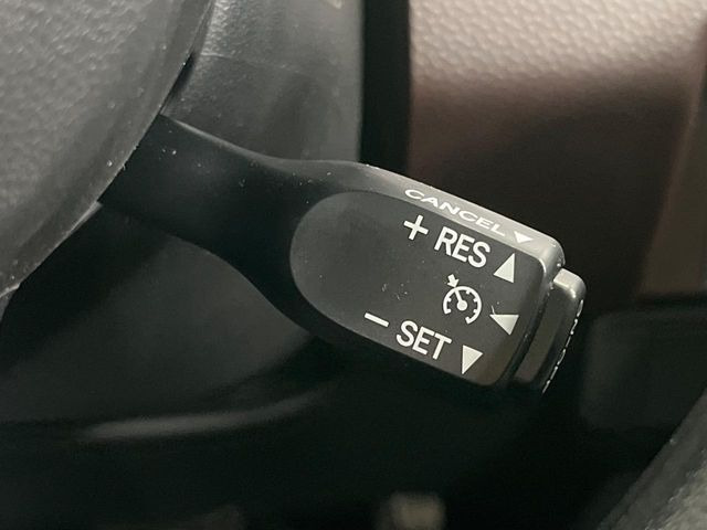 【クルーズコントロール】高速道路もラクラク走行。アクセルを離しても一定速度で走行ができ、長距離運転時の負担を軽減!加速・減速も簡単なスイッチ操作で調整できます。