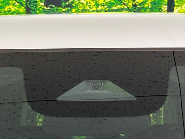 【ホンダセンシング】走行中に前方の車両等を認識し、衝突しそうな時は警報とブレーキで衝突回避と被害軽減をアシスト。より安全にドライブをお楽しみいただけます。