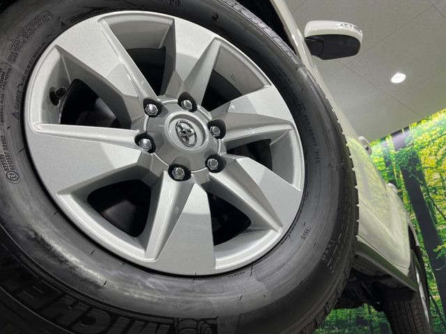 �y����17�C���`�A���~�z�C�[���z�O�ςɃ}�b�`���������A���~�z�C�[���𑕒����Ă���܂��B�e��ЊO�A���~�z�C�[����A�X�^�b�h���X�^�C�����戵�����Ă���܂��B���񂲑��k����������