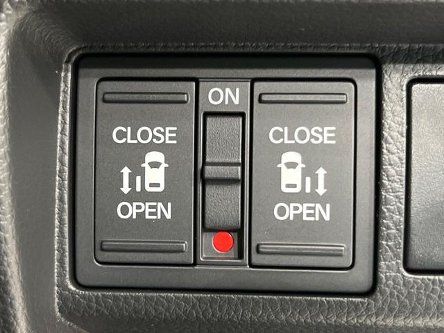 【両側パワースライドドア】スマートキーや運転席のスイッチで後席両側スライドドアの開閉が可能♪電動だから力を入れてドアを開ける必要が無く、小さなお子様でも簡単に開け閉めでき快適です♪