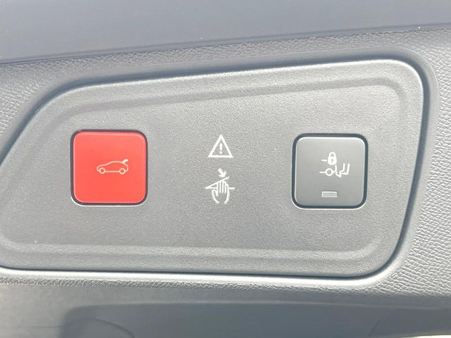 ●電動リアゲート:ワンタッチでリアゲートの開閉ができ、荷物などで両手が塞がっている状態でも簡単に開閉ができる便利機能です。