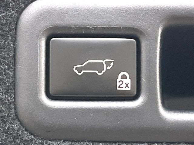【パワーバックドア】スマートキーや運転席のボタンを押すだけでリアゲートが自動で開閉します!荷物を持っている時や、高い位置にあるバックドアを閉める際に便利な機能です♪