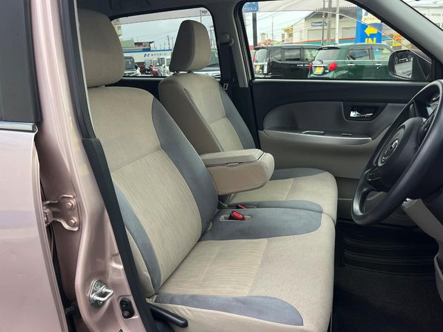 運転席シート廻りは使用感も少なく、良好な状態となっています。丁寧に使われていたことがよくわかりますね。