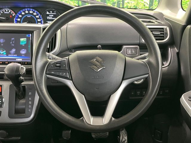 インテリアに合わせたデザインのステアリングは、運転される方のことも考え、運転しやすい形状、大きさです。是非一度、実際に触ってお確かめください。
