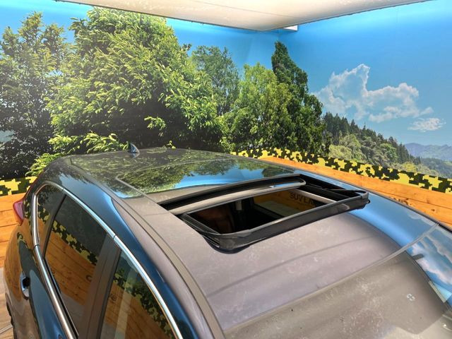【サンルーフ】開放感たっぷりの希少装備、サンルーフが装着されています!車内に明かりを取り入れたり景色を楽しむ以外にも、車内の空気も簡単に換気できて快適です!