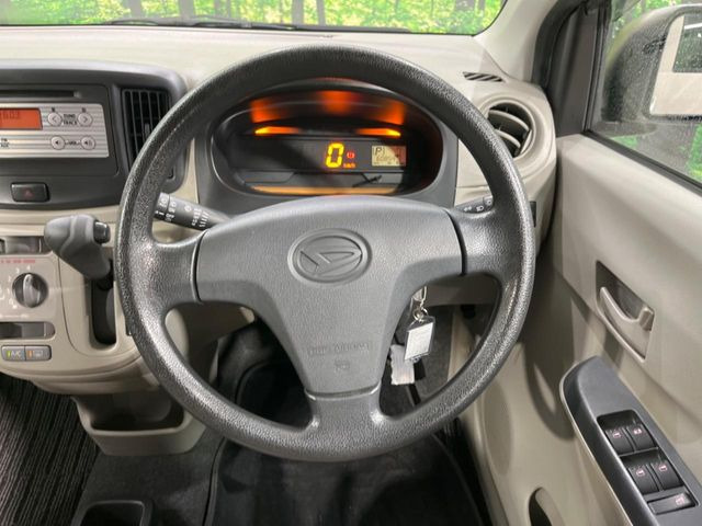 インテリアに合わせたデザインのステアリングは、運転される方のことも考え、運転しやすい形状、大きさです。是非一度、実際に触ってお確かめください。