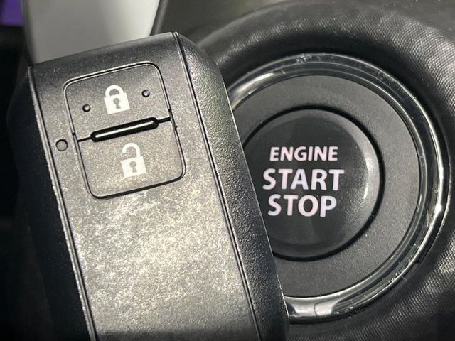 【キーレススタートシステム】カバンやポケットに入れたままでもドアの施錠・解錠が可能なスマートキーを装備。エンジンのオン・オフ時もカギを取り出す必要が無いからとっても便利です♪