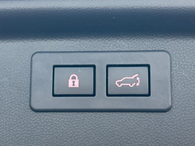 【パワーバックドア】スマートキーや運転席のボタンを押すだけでリアゲートが自動で開閉します!荷物を持っている時や、高い位置にあるバックドアを閉める際に便利な機能です♪