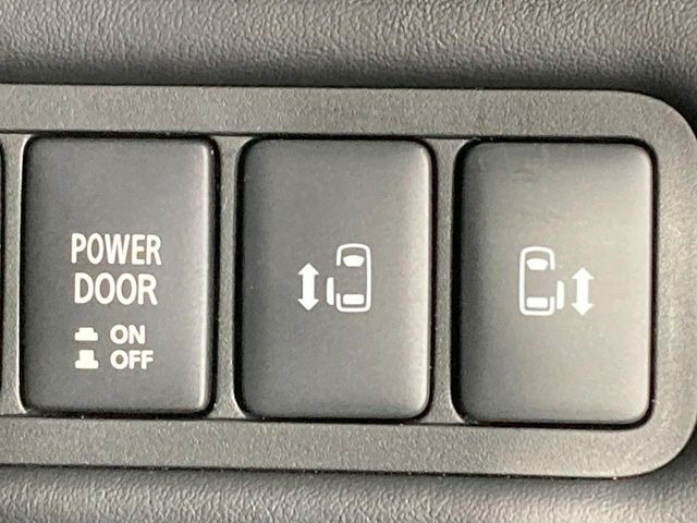 【両側パワースライドドア】スマートキーや運転席のスイッチで後席両側スライドドアの開閉が可能♪電動だから力を入れてドアを開ける必要が無く、小さなお子様でも簡単に開け閉めでき快適です♪