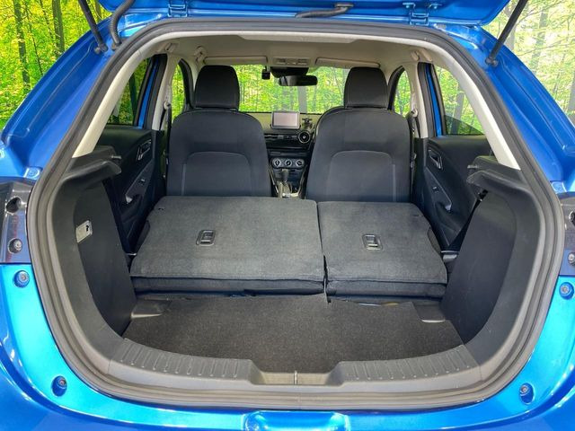 積み下ろしのしやすいデッキにはたっぷりと荷物を積み込んでいただけます。遊びから仕事まで、様々なシーンで頼れます♪