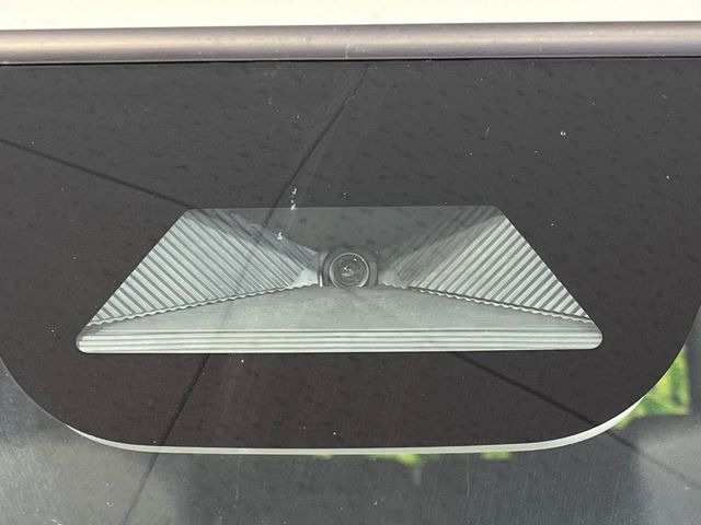 【ホンダセンシング】走行中に前方の車両等を認識し、衝突しそうな時は警報とブレーキで衝突回避と被害軽減をアシスト。より安全にドライブをお楽しみいただけます。