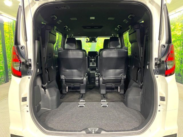 後席を格納すると、これだけの広さが!シーンに合わせたシートアレンジで、大きな荷物も積むことが出来ます♪