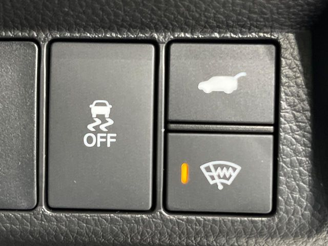 【パワーバックドア】スマートキーや運転席のボタンを押すだけでリアゲートが自動で開閉します!荷物を持っている時や、高い位置にあるバックドアを閉める際に便利な機能です♪