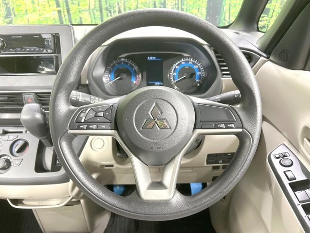 �C���e���A�ɍ��킹���f�U�C���̃X�e�A�����O�́A�^�]�������̂��Ƃ��l���A�^�]���₷���`��A�傫���ł��B�����x�A���ۂɐG���Ă��m���߂��������B