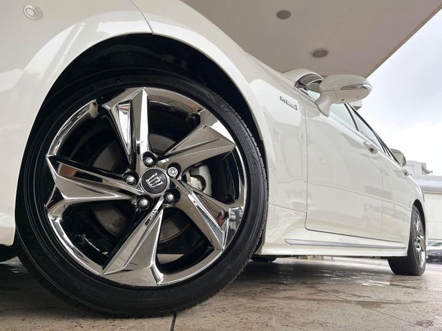 �y����18�C���`�A���~�z�C�[���z�O�ςɃ}�b�`���������A���~�z�C�[���𑕒����Ă���܂��B�e��ЊO�A���~�z�C�[����A�X�^�b�h���X�^�C�����戵�����Ă���܂��B���񂲑��k����������