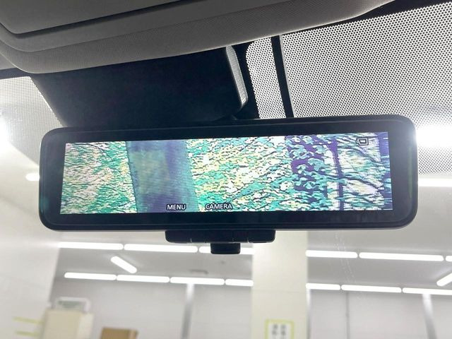 【インテリジェントルームミラー】後席の大きな荷物や同乗者で後方が確認しづらい時でも安心!カメラが撮影した車両後方の映像をルームミラー内に表示。クリアな視界で状況の確認が可能です!