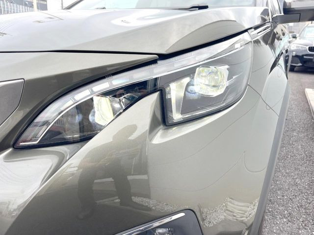 ●LEDヘッドライト:夜間走行時も良好な視界を確保し安心して運転できる高輝度LEDヘッドライトを装備!点灯速度が早く、消費電力も抑えられています。