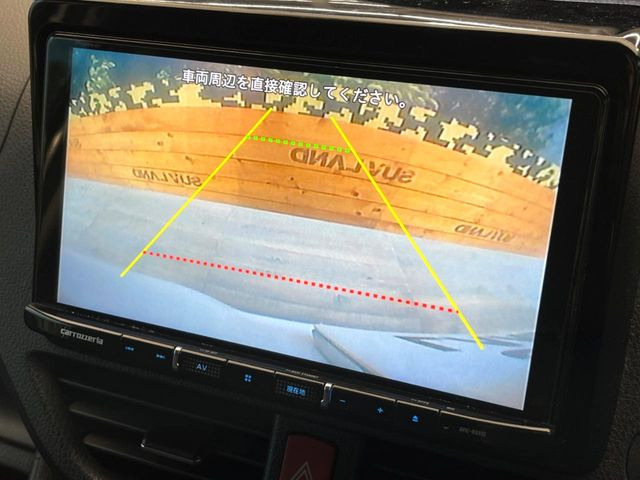 【バックカメラ】駐車時に後方がリアルタイム映像で確認できます。大型商業施設や立体駐車場での駐車時や、夜間のバック時に大活躍!運転スキルに関わらず、今や必須となった装備のひとつです!