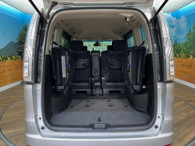 普段のお買い物や通勤、送迎等に十分な荷室スペースを確保しております。セカンドシートを倒すと、大きな荷物の積載も可能です♪