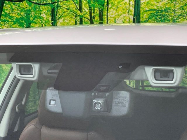 【アイサイトVer3】前方の車両等を検知し、衝突しそうな時は警報で注意を促し、ブレーキを踏む力をサポート。ブレーキを踏めなかった場合は衝突被害軽減ブレーキが作動、衝突回避をサポートします。