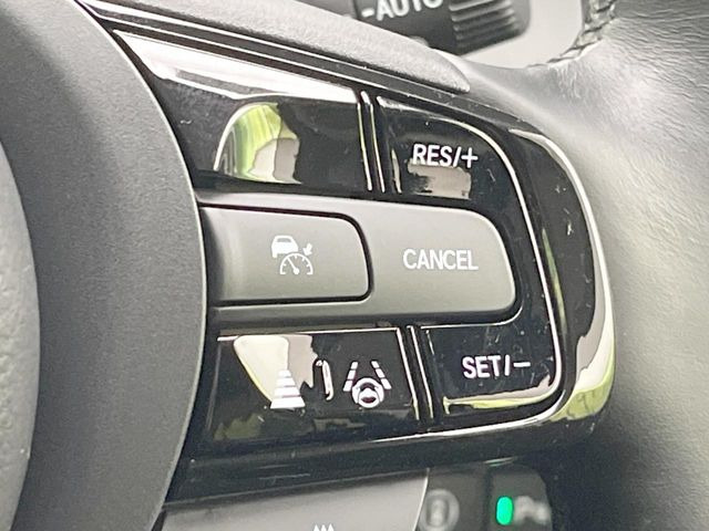 【アダプティブクルーズコントロール】高速道路での長距離走行が楽に!!自動で速度を保つクルーズコントロールが、衝突軽減システムと連携し、前方の車両を感知して車間を保つように速度調節してくれます!!