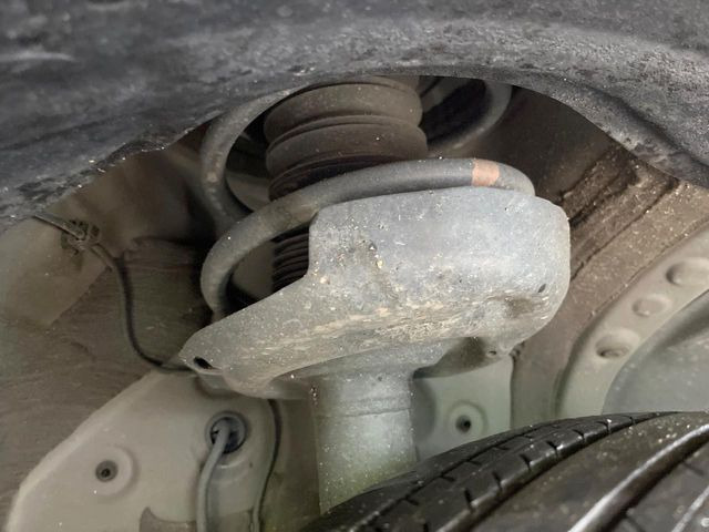 大好評を頂いておりますボディの弾スプラッシュコートも好評受付中。通常のガラスコートと異なる、耐久年数6年の無機質ガラスコーティングが、ボディをキレイな状態に保ってくれます。