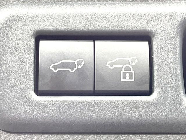 【パワーバックドア】スマートキーや運転席のボタンを押すだけでリアゲートが自動で開閉します!荷物を持っている時や、高い位置にあるバックドアを閉める際に便利な機能です♪