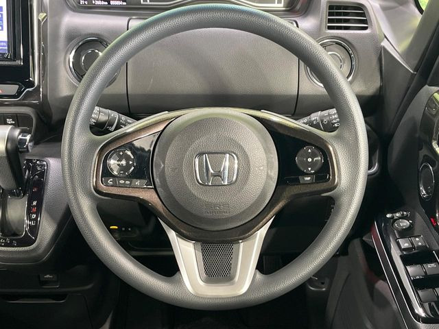 【ステアリングスイッチ】運転中、前方から目線をそらすことなく、オーディオ等の操作が可能な便利機能!安心&快適なドライブを演出してくれます♪