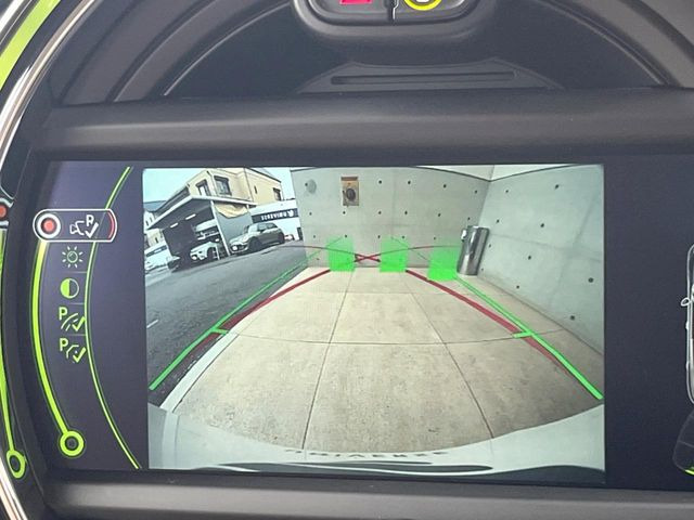 ●バックカメラ:不安な駐車もこれで安心!レーンアシスト付きなので狭い箇所での駐車もラクラクです!