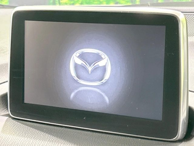 【マツダコネクトナビ】車内の雰囲気にマッチした一体型タイプのナビ。各種車輌設定やBluetooth再生等、様々な機能が楽しめます。直感的なダイヤル操作が可能で、使い勝手も良好です。