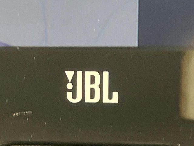 【JBLサウンドシステム】メーカーオプションの高品位サウンドシステムを搭載。専用のチューニングが施された大小様々なスピーカーから良質なサウンドが奏でられ、臨場感あふれる音響空間を演出します。