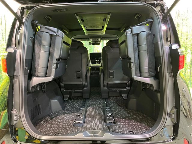 普段のお買い物や通勤、送迎等に十分な荷室スペースを確保しております。セカンドシートを倒すと、大きな荷物の積載も可能です♪