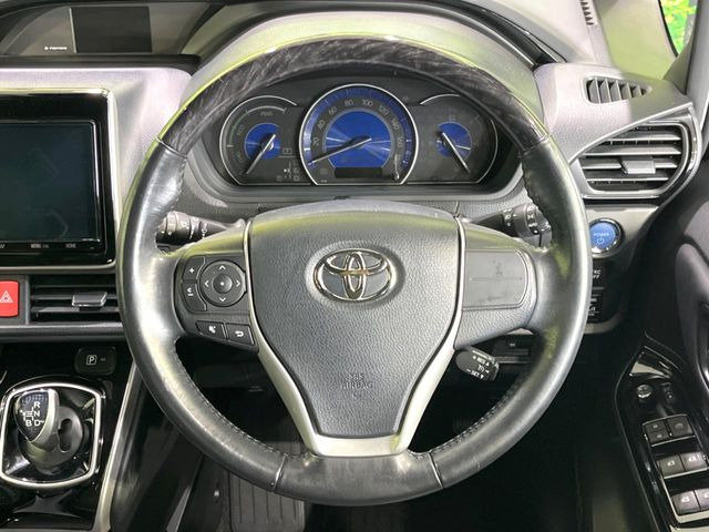 インテリアに合わせたデザインのステアリングは、運転される方のことも考え、運転しやすい形状、大きさです。是非一度、実際に触ってお確かめください。