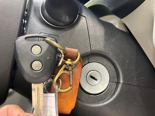 【キーレス】少し離れた場所からでもボタン一つでドアの開錠・施錠ができるのでとっても便利!ドアの鍵穴周りに傷をつけることもありません♪