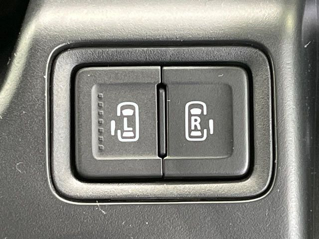 【両側パワースライドドア】スマートキーや運転席のスイッチで後席両側スライドドアの開閉が可能♪電動だから力を入れてドアを開ける必要が無く、小さなお子様でも簡単に開け閉めでき快適です♪